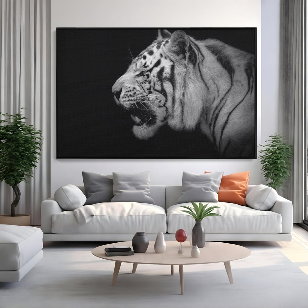 Tablou canvas cu tablou canvas cu tigru alb-negru, in rama de aluminiu negru, pe perete intr-un living